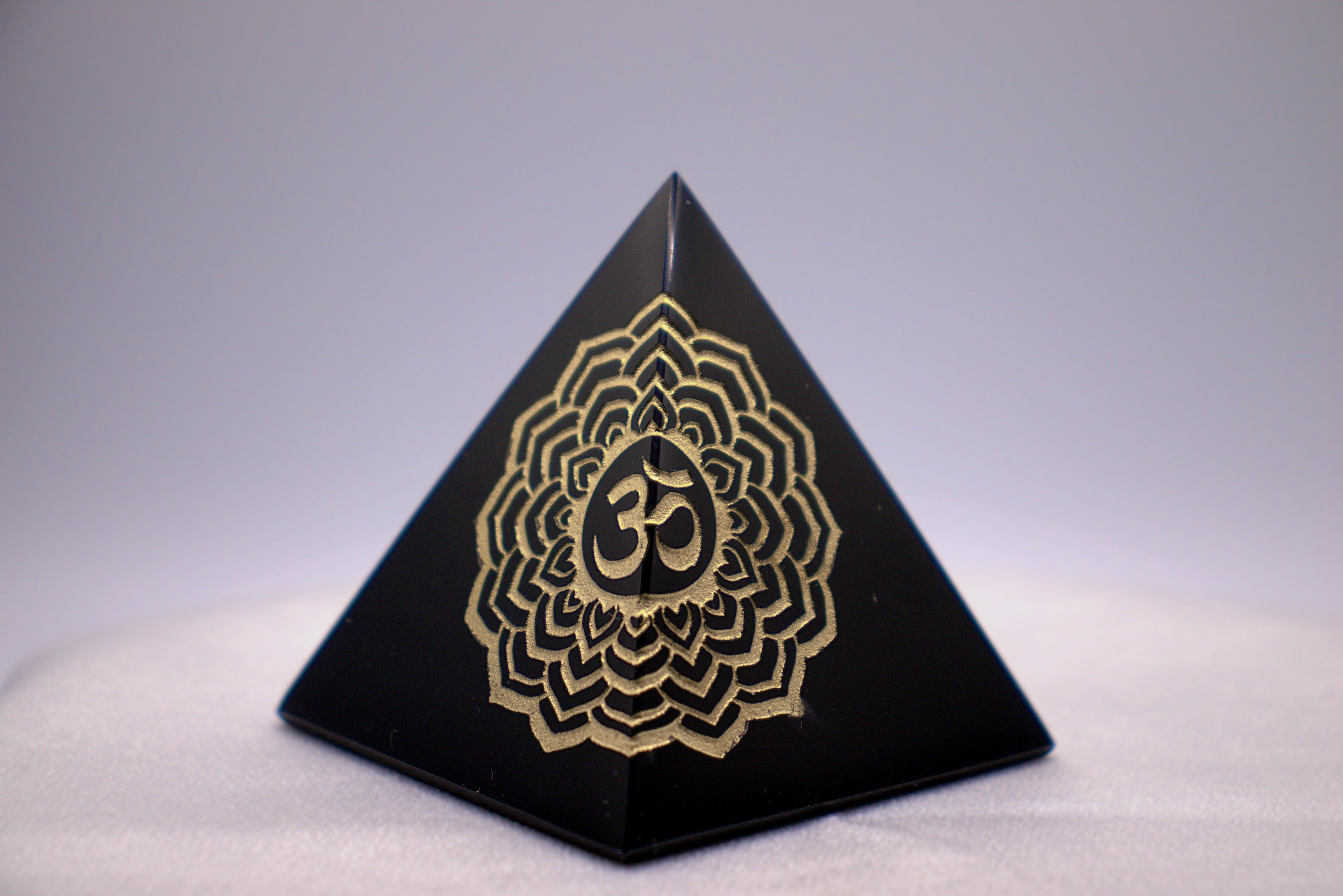 Obsidian Om Pyramid